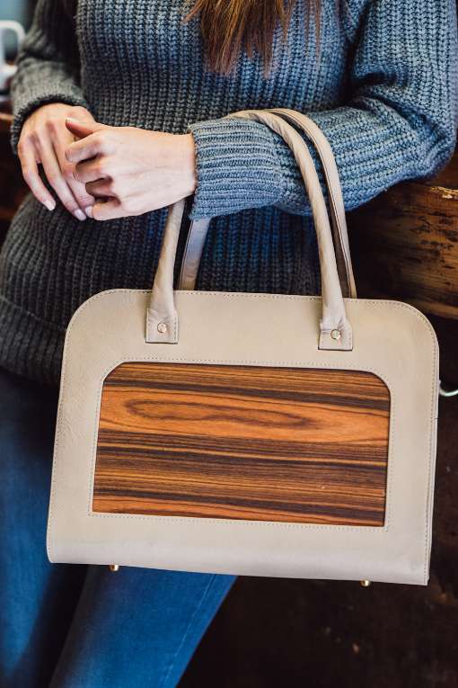 Bild 2: Exklusive Handtasche mit einer Kombination aus hellem Leder und dunklem Furnier in elegantem, italienischem Design. Foto: Embawo